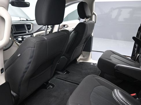 Used 2023 Chrysler Voyager LX FWD image 14