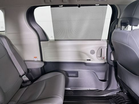 Used 2021 Toyota Sienna XLE image 32