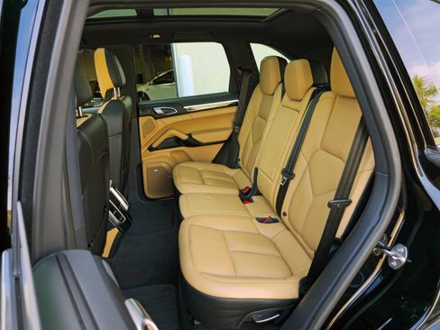 Used 2018 Porsche Cayenne S w/ Premium Package image 26