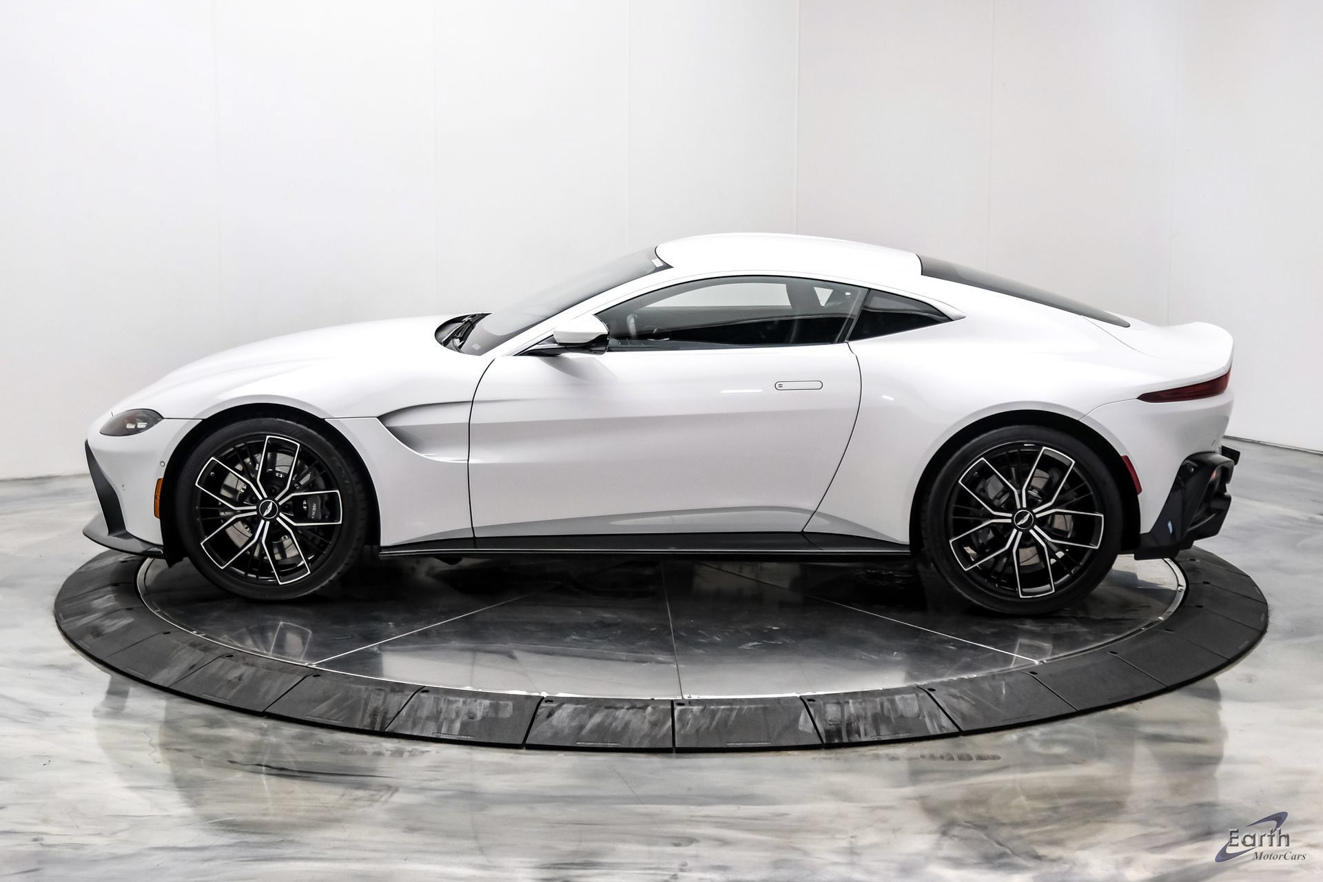 Used 2022 Aston Martin V8 Vantage Coupe RWD image 9