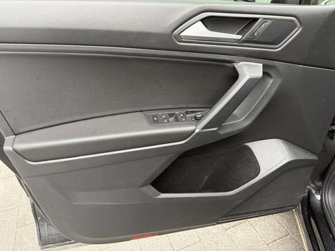 Used 2020 Volkswagen Tiguan SE image 9