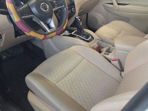 Used 2018 Nissan Rogue SV w/ Premium Package FWD image 11