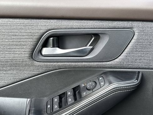 Used 2023 Nissan Rogue SV image 17