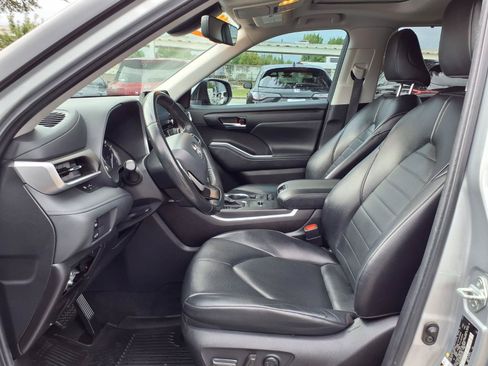 Used 2022 Toyota Highlander XLE FWD image 21