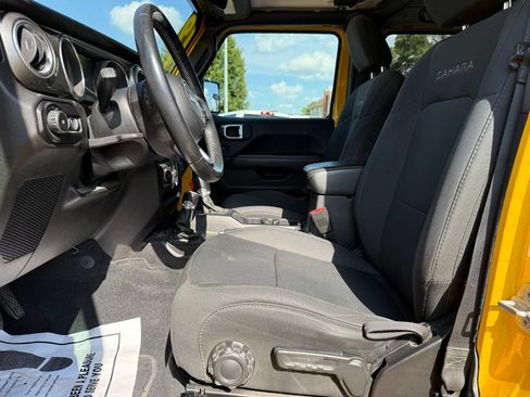 Used 2019 Jeep Wrangler Unlimited Sahara w/ Uconnect 4C Nav & Sound Group AWD/4WD image 19