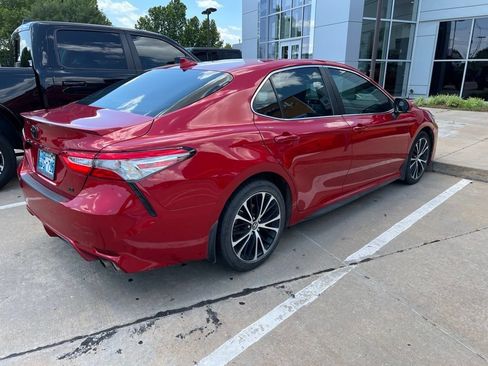 Used 2019 Toyota Camry SE w/ Convenience Package FWD image 3