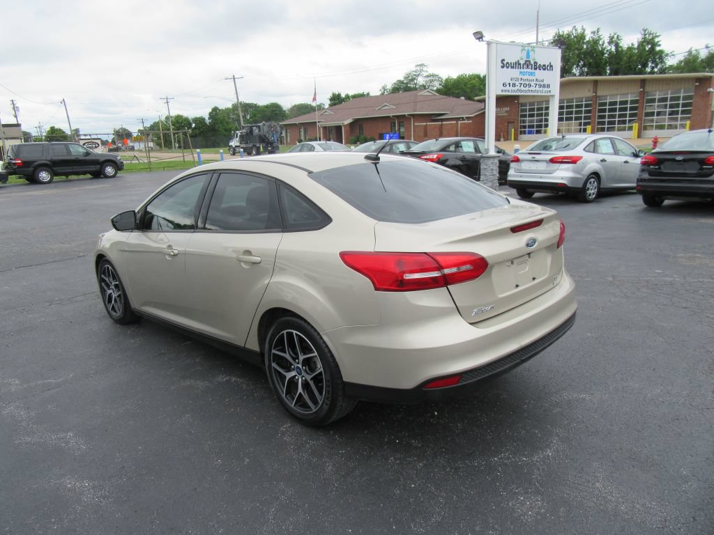 Used 2018 Ford Focus SE w/ SE Appearance Package FWD image 7