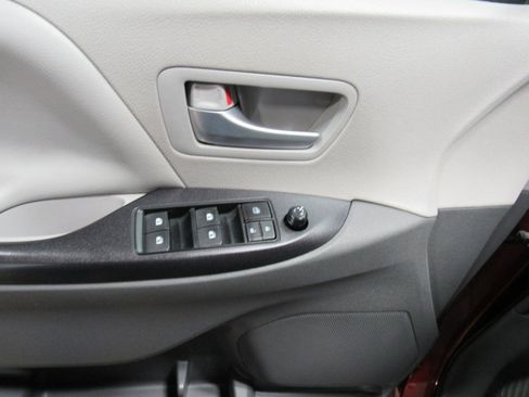 Used 2016 Toyota Sienna LE image 16