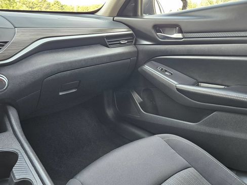 Used 2025 Nissan Altima 2.5 SV FWD image 11