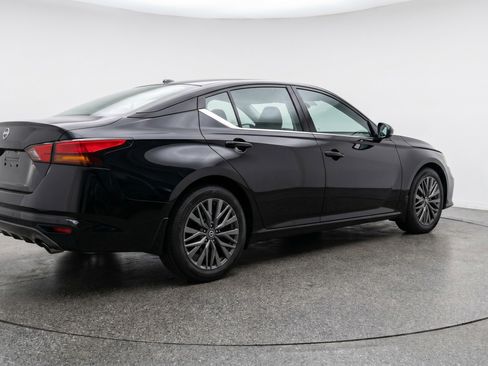 Used 2025 Nissan Altima 2.5 SV FWD image 9