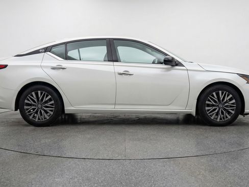Used 2025 Nissan Altima 2.5 SV FWD image 11