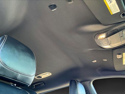 Used 2025 Chrysler Pacifica Select image 26