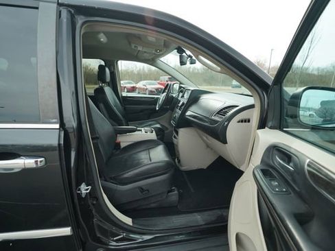 Used 2013 Chrysler Town & Country Touring-L w/ Driver Convenience Group image 18