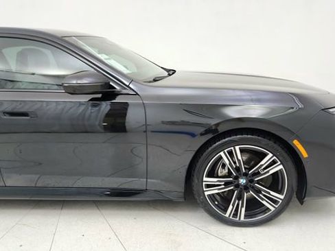 Used 2023 BMW 740i w/ Parking Assistance Package image 7