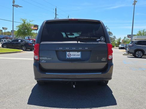 Used 2018 Dodge Grand Caravan SXT image 7