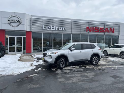 Used 2023 Nissan Rogue SV image 1