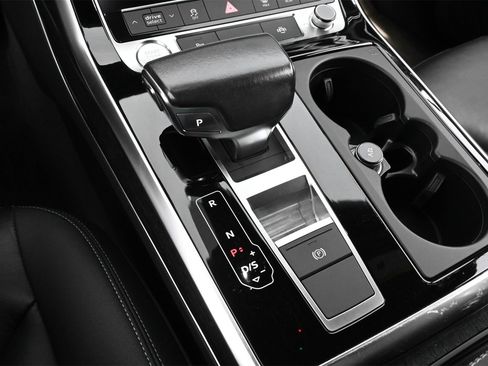 Used 2019 Audi Q8 Premium image 11