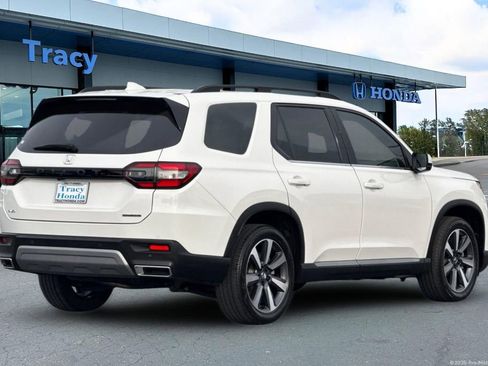 Certified 2025 Honda Pilot Touring image 6