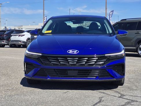 Certified 2025 Hyundai Elantra Limited image 3