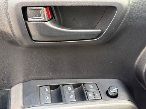 Used 2020 Toyota Tacoma SR5 image 30