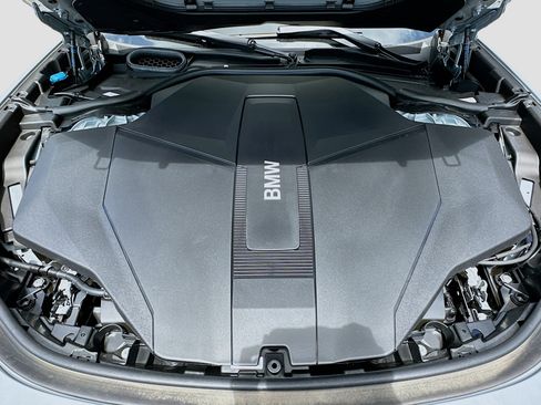 New 2025 BMW i7 xDrive60 image 27