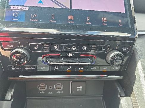 Used 2025 Jeep Grand Cherokee Limited w/ Luxury Tech Group II AWD/4WD image 16