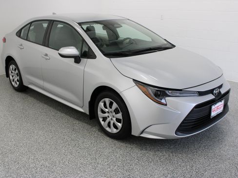 Used 2025 Toyota Corolla LE FWD image 4