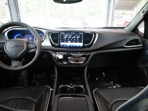 Used 2025 Chrysler Pacifica Limited FWD image 20