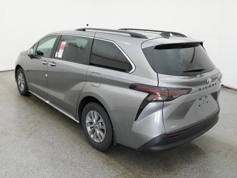 New 2026 Toyota Sienna XLE image 8