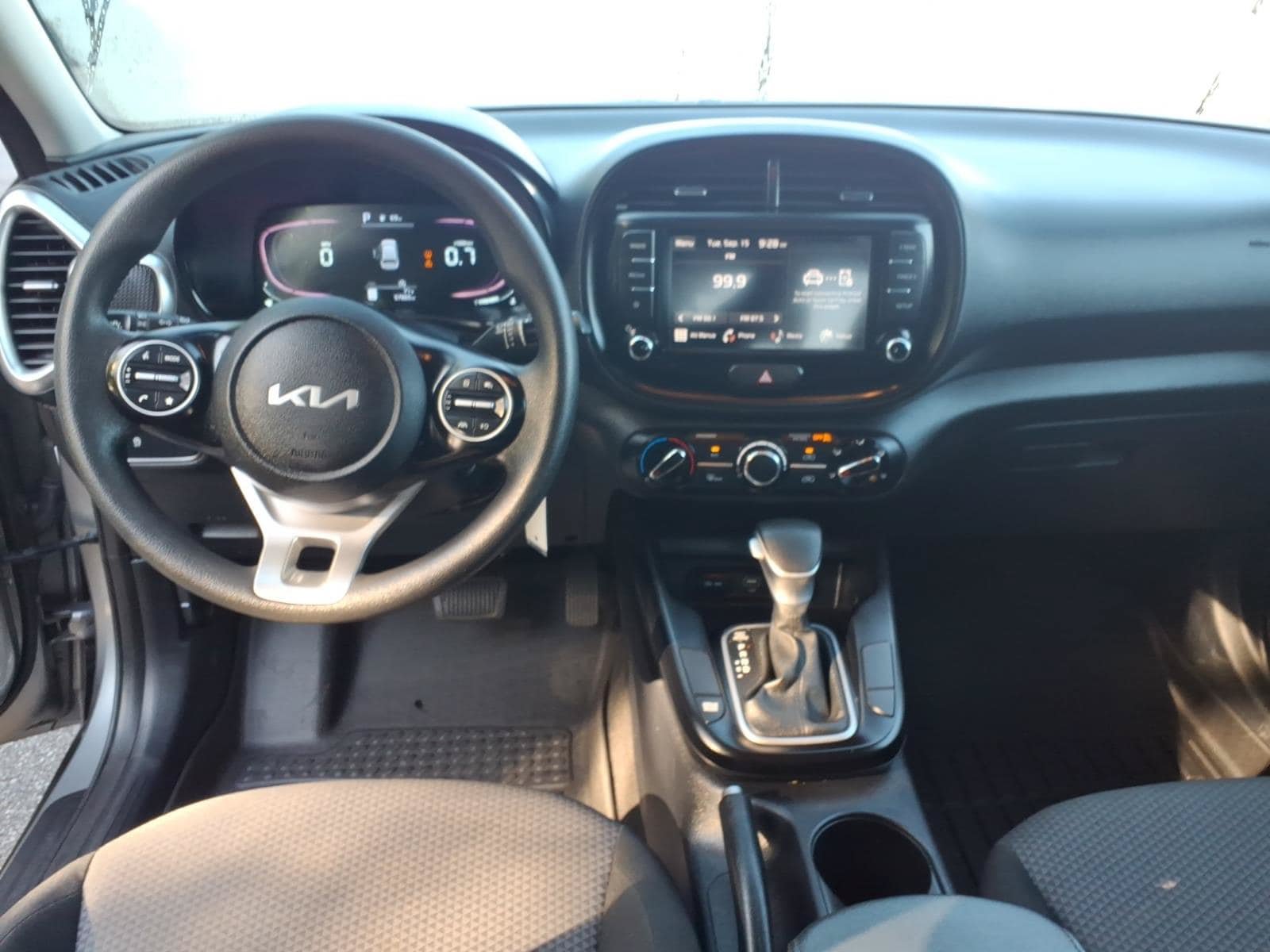 Used 2024 Kia Soul LX w/ LX Technology Package FWD image 10