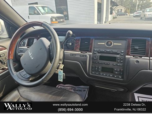 Used 2011 Lincoln Town Car Signature L image 23