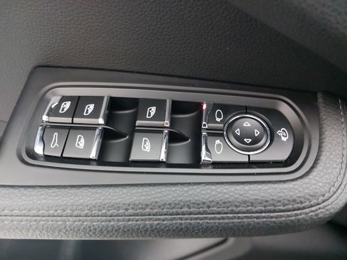 Certified 2018 Porsche Macan image 30