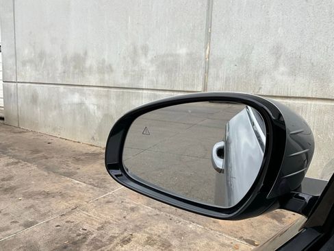 Used 2025 Genesis G70 2.5T image 19