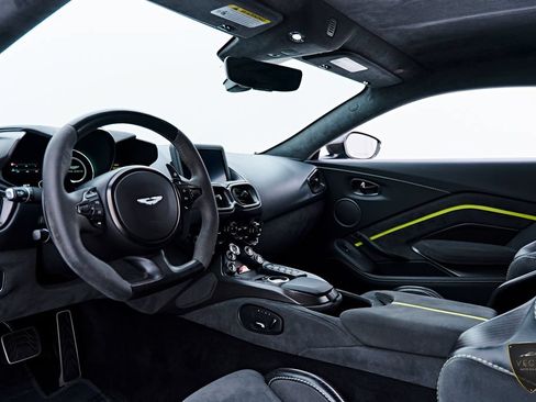 Used 2023 Aston Martin V8 Vantage Coupe RWD image 2