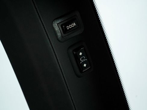 Used 2025 Rolls-Royce Cullinan image 32