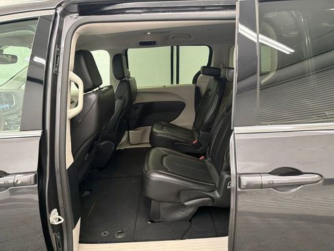 Used 2023 Chrysler Pacifica Touring-L FWD image 22
