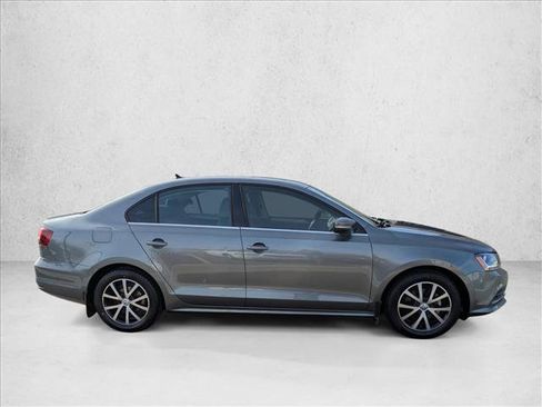 Used 2017 Volkswagen Jetta SE image 4