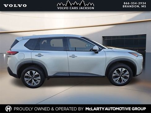 Used 2021 Nissan Rogue SV image 3