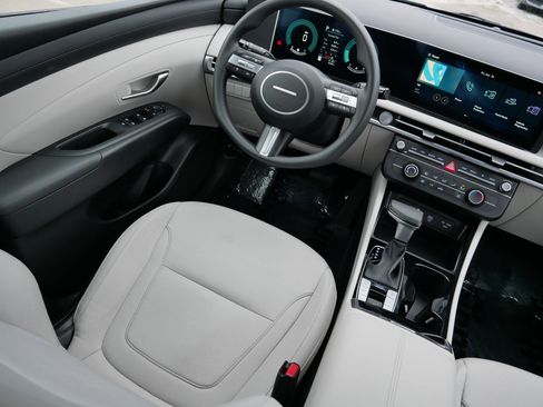 Certified 2025 Hyundai Tucson SE image 9