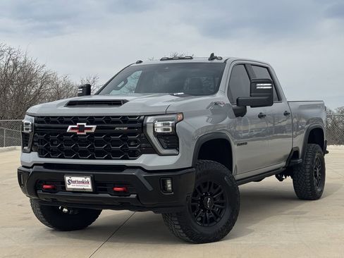 Used 2024 Chevrolet Silverado 2500 ZR2 w/ Technology Package AWD/4WD image 2
