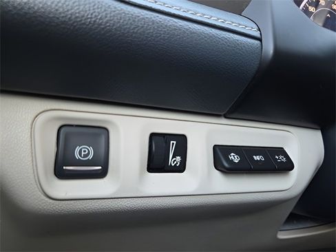 Used 2022 GMC Acadia Denali w/ Denali Technology Package image 25