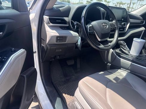 Used 2022 Toyota Highlander XLE AWD/4WD image 9