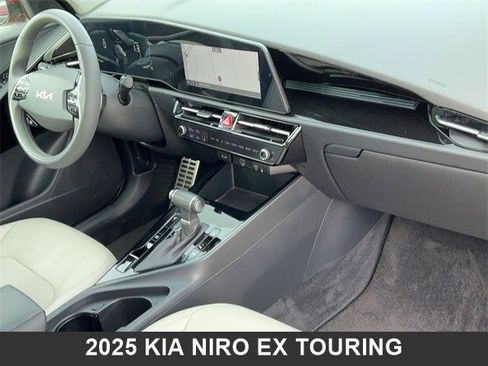 Used 2025 Kia Niro EX Touring image 17