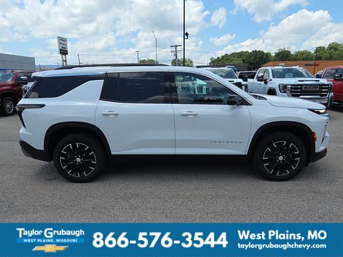 New 2026 Chevrolet Traverse LT w/ Sun and Wheel Package FWD image 9