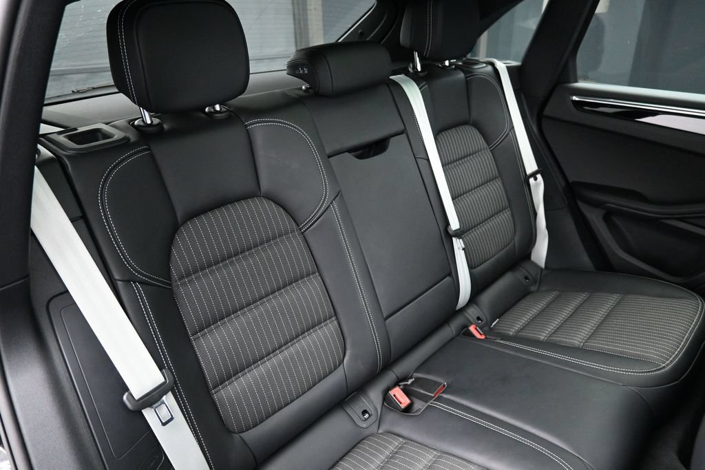 Used 2025 Porsche Macan AWD/4WD image 28