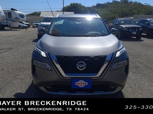 Used 2021 Nissan Rogue Platinum image 2