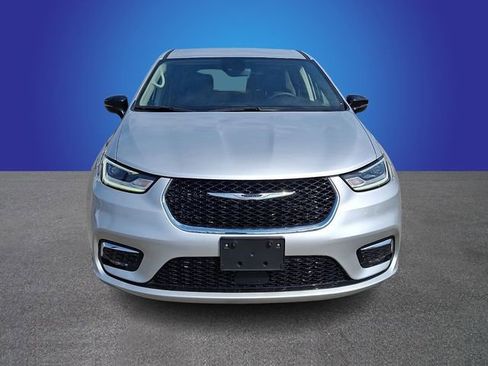 Used 2024 Chrysler Pacifica Touring-L image 2