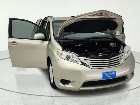 Used 2017 Toyota Sienna LE FWD image 29