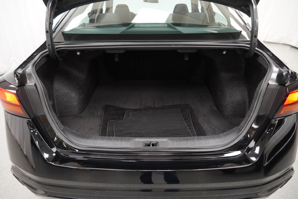Used 2025 Nissan Altima 2.5 SV FWD image 37