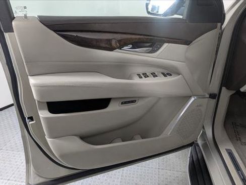 Used 2017 Cadillac Escalade ESV Luxury image 13